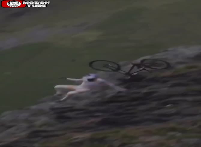 Video :A mountain biker had a spectacular tumble